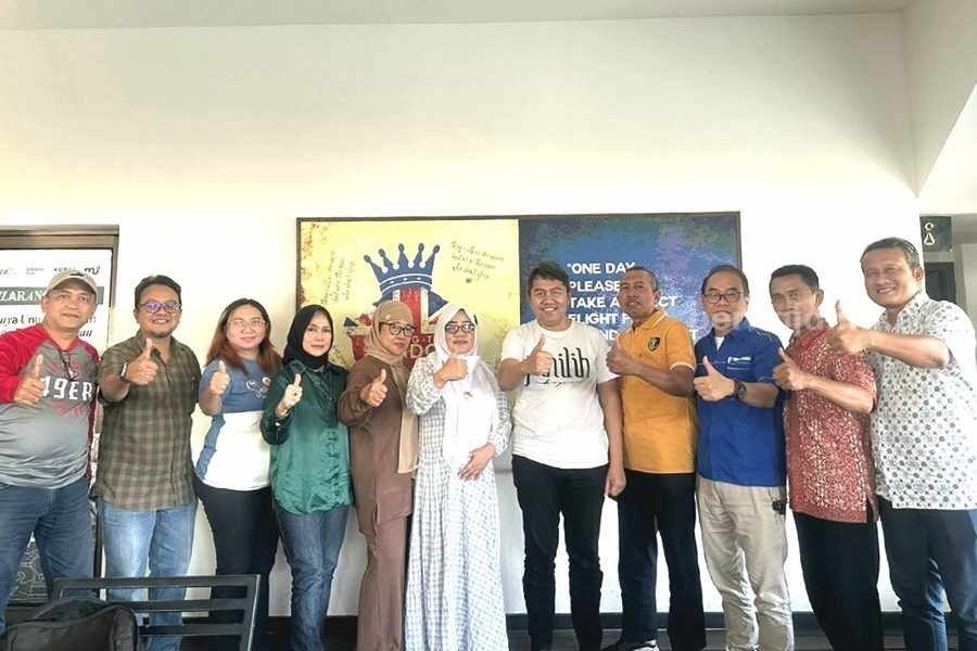 Perwakilan alumni Unair bersama Cabup Sidoarjo Achmad Amir Aslichin.