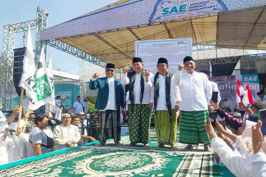 Pasangan SAE Achmad Amir Aslichin dan Edi Widodo diapit oleh Dewan Syuro DPC PKB Kabupaten Sidoarjo.