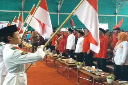 Ribuan Kader PDIP Merahkan GOR Tenis Sidoarjo, Konsolidasi Pemenangan Pilkada 2024 foto beritajatim