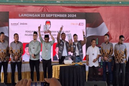 Paslon Pilkada Lamongan Maknai Nomor Urutnya Masing-masing Proses pengundian nomor urut Cabup-Cawabup Pilkada Lamongan. Paslon Abdul Ghofur-Firosya Shalati mendaoatkan nomor urut 1, sementara Yuhronur-Dirham nomor urut dua, Senin (23/9)2024).