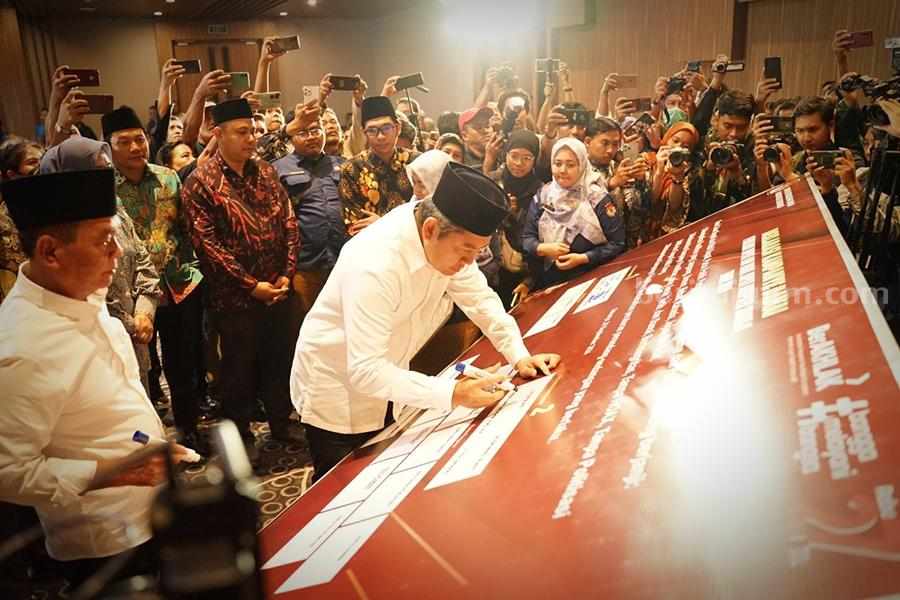 Paslon SAE tandatangani deklarasi Pilkada damai.