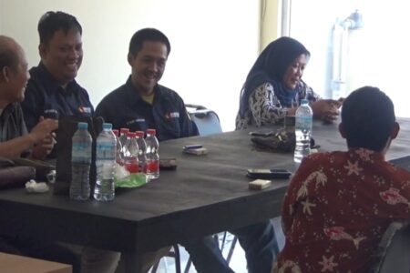ASN Terduga Kampanye Subandi Baik Akui Reflek Ikut Teriak Kepala Dinas Pangan dan Pertanian (Dispaperta) Kabupaten Sidoarjo Eni Rustianingsih dan Camat Sedati Abu Dardak di kantor Bawaslu Sidoarjo.