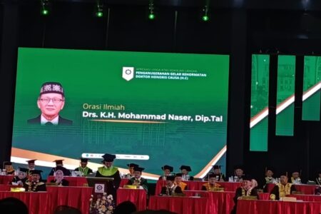 UINSA Anugerahkan Gelar Doktor Honoris Causa kepada Drs. M. Naser: Ciptakan Metode Belajar Bahasa Arab Masa Depan Orasi ilmiah Dr (HC) Drs. M. Naser, Dip. Tal., saat menerima gelar kehormatan.