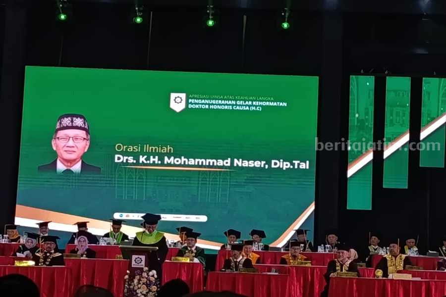 UINSA Anugerahkan Gelar Doktor Honoris Causa kepada Drs. M. Naser: Ciptakan Metode Belajar Bahasa Arab Masa Depan Orasi ilmiah Dr (HC) Drs. M. Naser, Dip. Tal., saat menerima gelar kehormatan.