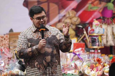 Mas Dhito Buka Lelang Hasil Bumi di Perayaan Undhuh -Undhuh GKJW Segaran Kediri