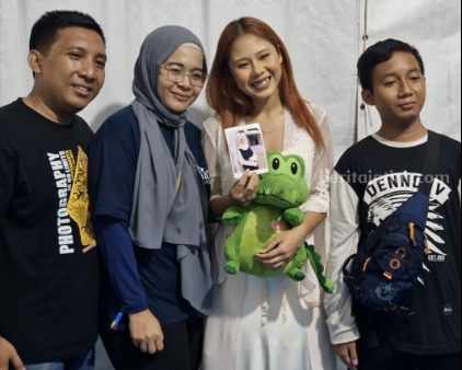 Penuh Haru, Nadin Amizah Persembahkan Sorai untuk Almarhumah Aulia foto beritajatim