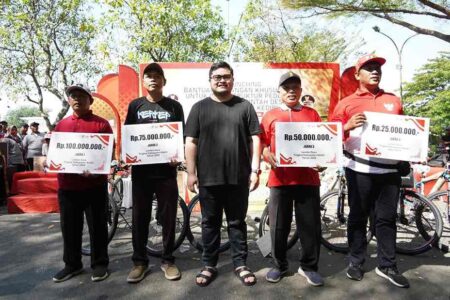 Bupati Kediri Hanindhito Himawan Pramana melaunching Bantuan Keuangan Khusus.