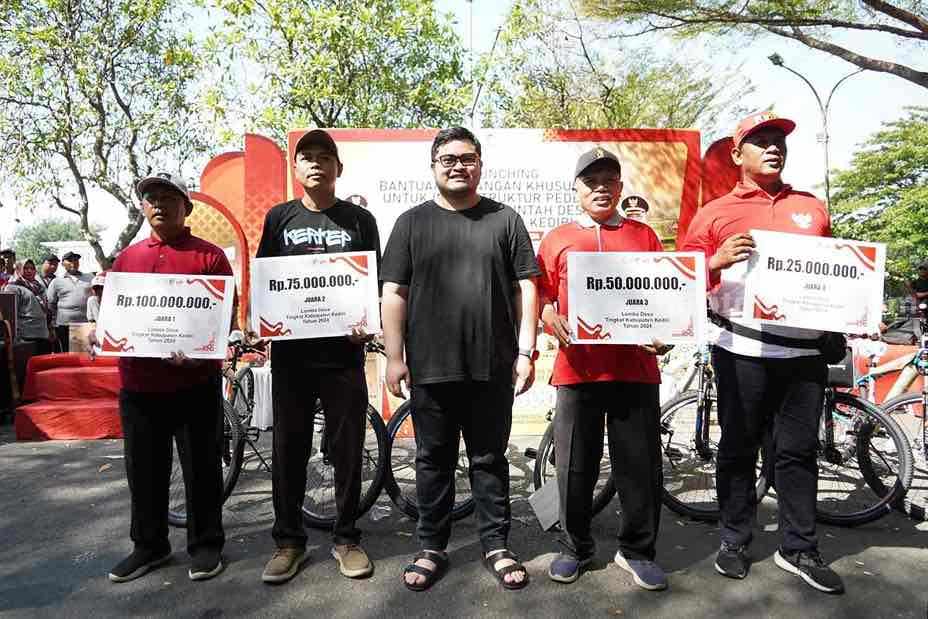 Bupati Kediri Hanindhito Himawan Pramana melaunching Bantuan Keuangan Khusus.