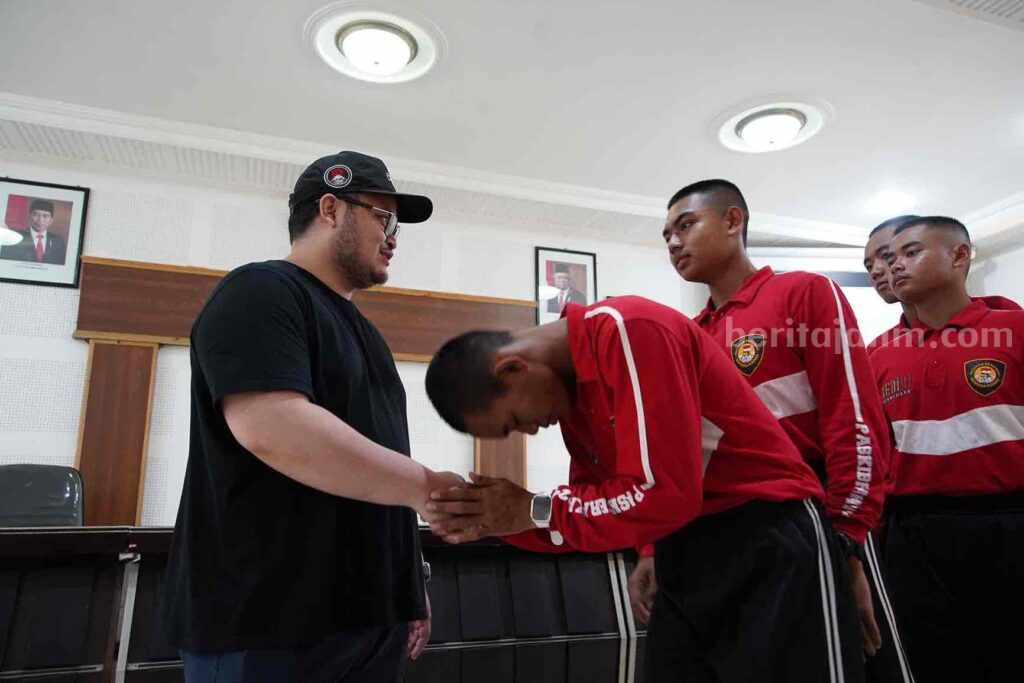 Bupati Kediri Hanindhito Himawan Pramana menemui Paskibra Garuda 11 Kabupaten Kediri.