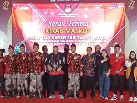 Komisi Pemilihan Umum (KPU) Kabupaten Kediri melakukan serah terima kirab maskot Pilkada Serentak 2024 dari KPU Kota Kediri kepada KPU Kabupaten Kediri. Kegiatan berlangsung di depan kantor Dinas Perhubungan, pada Selasa (24/9/2024).