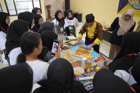Warga Kota Kediri Ikuti Pelatihan Bakery Gratis Bersama Chef Profesional
