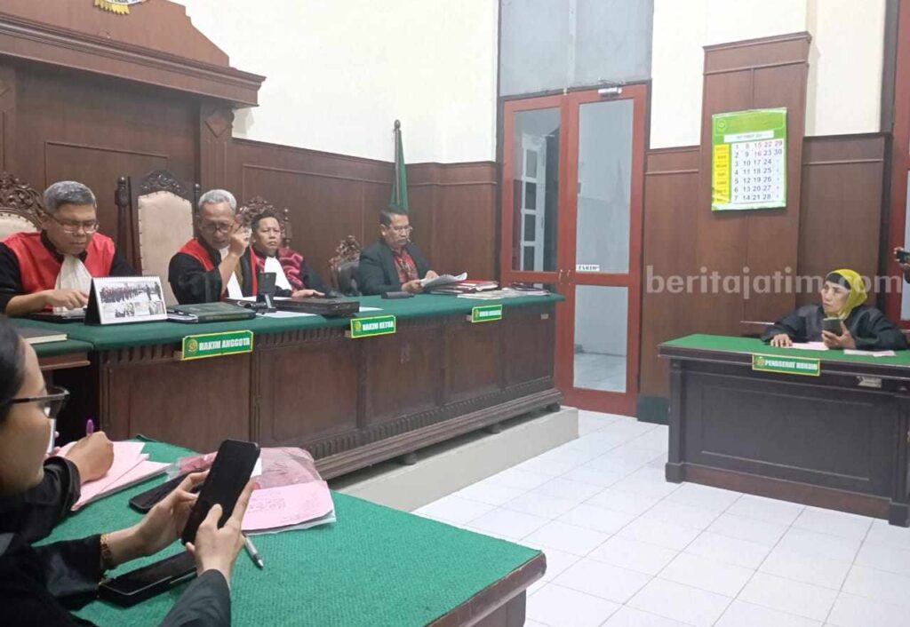 Persidangan oknum polisi yang mencabuli anak tirinya.