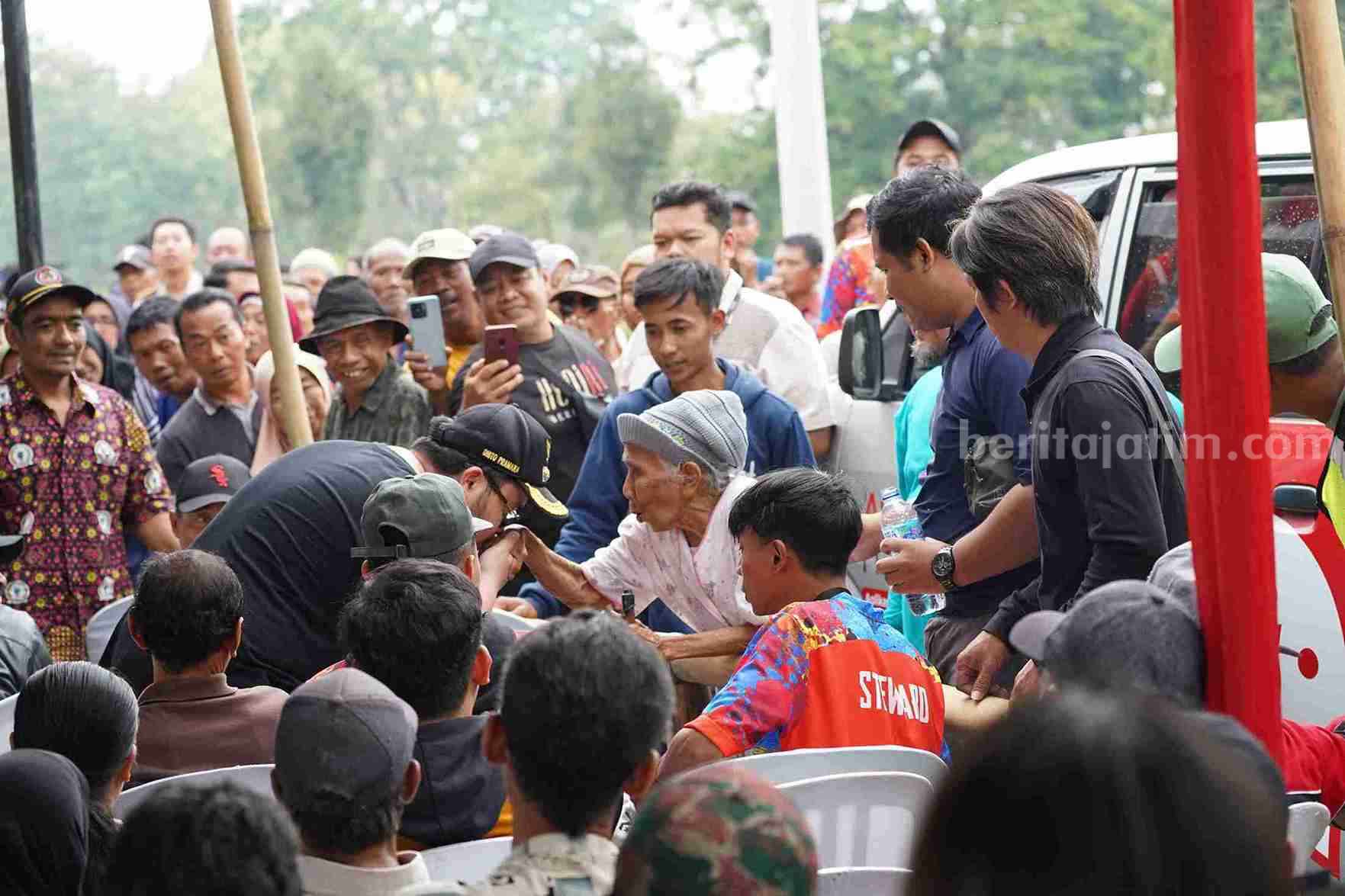 Mas Dhito Serahkan Sertifikat Elektronik Bagi Warga Kampungbaru Kediri.