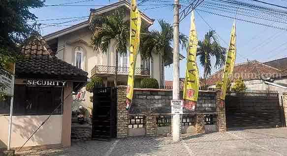 Kabupaten Kediri, Jawa Timur juga memiliki produk rokok lokal cukup ternama dengan brand 'Tajimas'. Tak hanya menjadi pilihan masyarakat dengan harga yang relatif terjangkau, pabrik yang berdiri sejak tahun 2005 ini juga mampu menjadi alternatif mata pencaharian bagi warga Kediri,