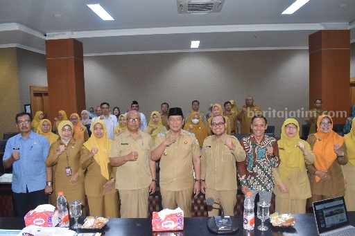 Rapat Koordinasi Penanggulangan Kemiskinan yang berlangsung di Ruang Airlangga Pemkab Lamongan.