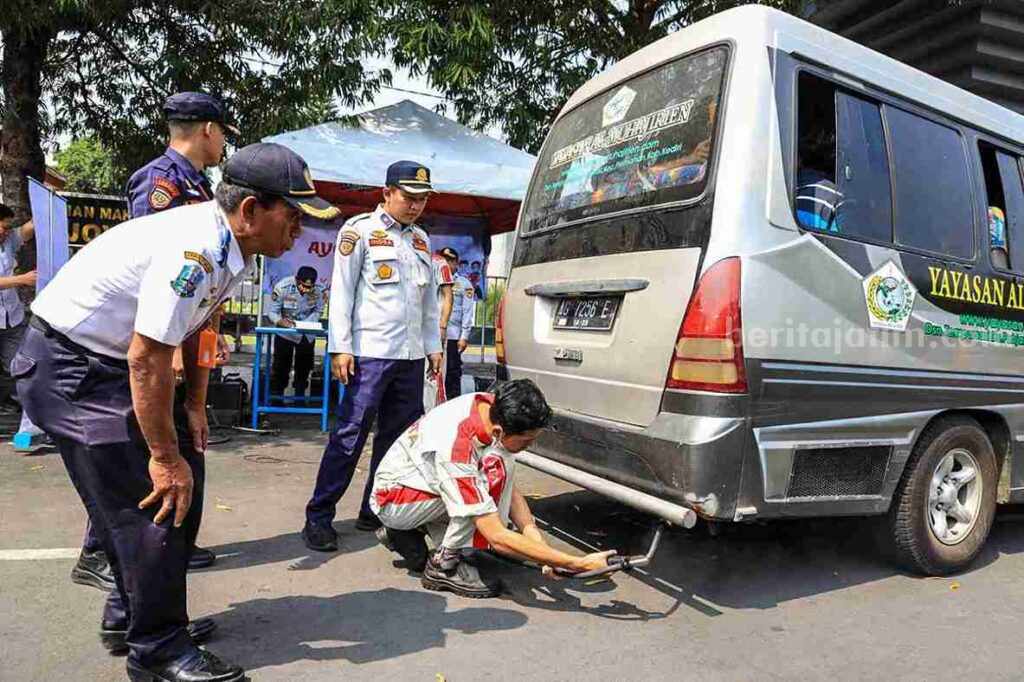 Dishub Kota Kediri Lakukan Uji Emisi Gas Buangan untuk Kendaraan R4.