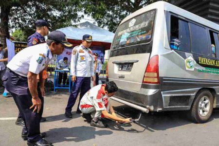 Pertama Kalinya, Dishub Kota Kediri Lakukan Uji Emisi Gas Buangan untuk Kendaraan R4 Dishub Kota Kediri Lakukan Uji Emisi Gas Buangan untuk Kendaraan R4.