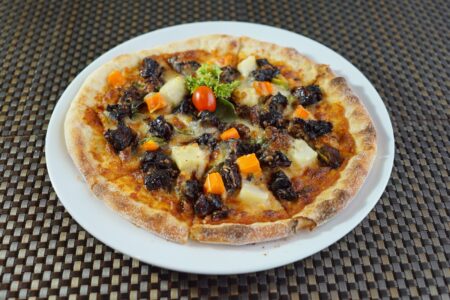 Lezatnya Pizza Buntut Bakar ala Grand Swiss-Belhotel Darmo