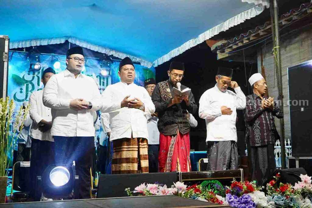 Mas Dhito Sholawatan Bareng Ribuan Warga: Doa Kebaikan Bagi Kabupaten Kediri Cabup Kediri Mas Dhito Sholawatan Bersama Ribuan Warga