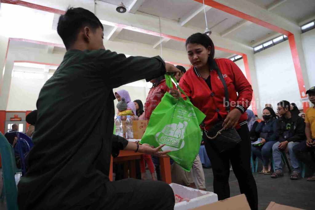 Ribuan Keluarga Rawan Stunting di Kota Kediri saat menerima bantuan.