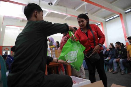 2.155 Keluarga Rawan Stunting di Kota Kediri Terima Bantuan Pangan Ribuan Keluarga Rawan Stunting di Kota Kediri saat menerima bantuan.