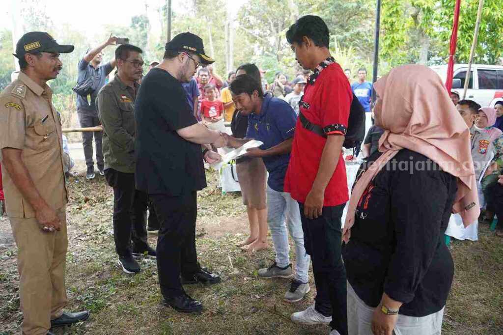 Mas Dhito Serahkan Sertifikat Elektronik Bagi Warga Kampungbaru Kediri.