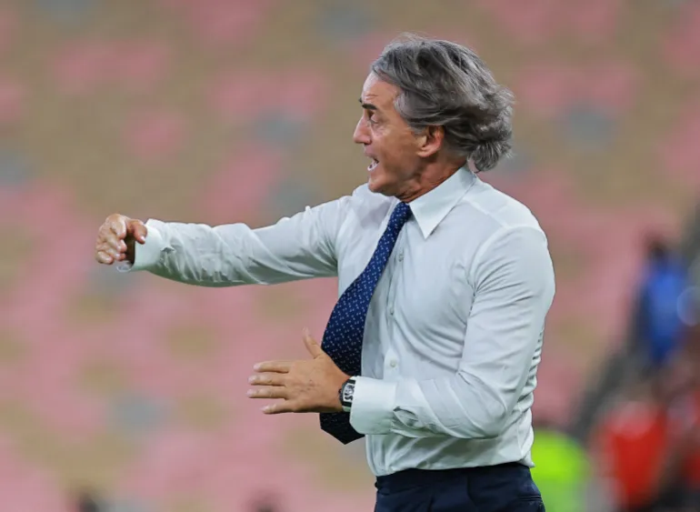 Aksi Roberto Mancini nakhoda Arab Saudi dalam laga melawan Indonesia di Kualifikasi Piala Dunia 2026. Partai ini berakhir dengan skor imbang 1-1 pada Jumat (6/9/2024) dini hari WIB. Foto: Reuters