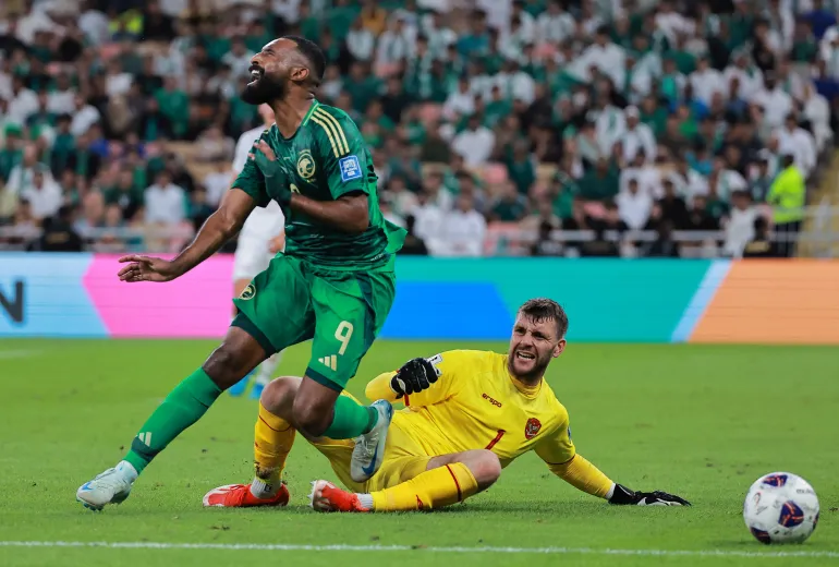 Maaten Paes menjadi man of the match saat tim nasional Indonesia melawan Arab Saudi di Kualifikasi Piala Dunia 2026. Partai ini berakhir dengan skor imbang 1-1 pada Jumat (6/9/2024) dini hari WIB. Foto: Reuters