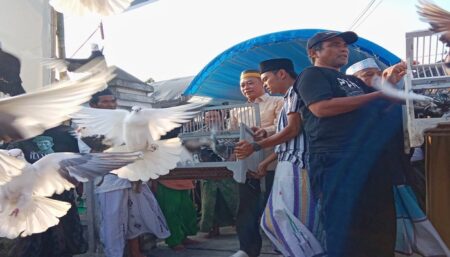 Sekelumit Cerita Ra Hamid Tentang Merpati dan Kisah Perjuangan Santri KH. Abdul Hamid Wahid melepas ratusan merpati di sela acara deklarasi BKM Kecamatan Tlogosari, Bondowoso. (Deni Ahmad Wijaya/BeritaJatim.com)