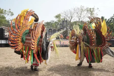 Atraksi Festival Barong Kumbo Kreasi Warga Banyuwangi foto berita jatim