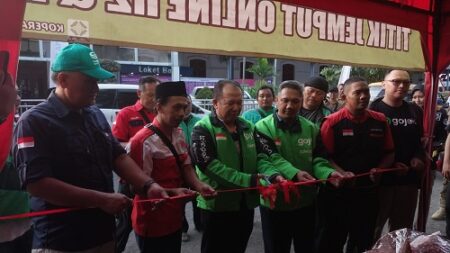 Ojol dan Opang Bersatu, Bupati Hendy Resmikan Titik Jemput Angkutan Online di Stasiun Jember