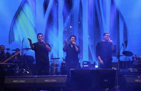 Kolaborasi Dengan Emil Dardak, Kahitna Hipnotis Ribuan Penonton