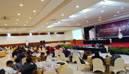 Diwarnai Interupsi Bawaslu, KPU Bondowoso Resmi Tetapkan DPT Pilkada 2024 Rapat pleno rekapitulasi dan penetapan DPT di Ball Room Hotel Ijen View Bondowoso, Rabu (18/9/2024) malam. (Deni Ahmad Wijaya/BeritaJatim.com)