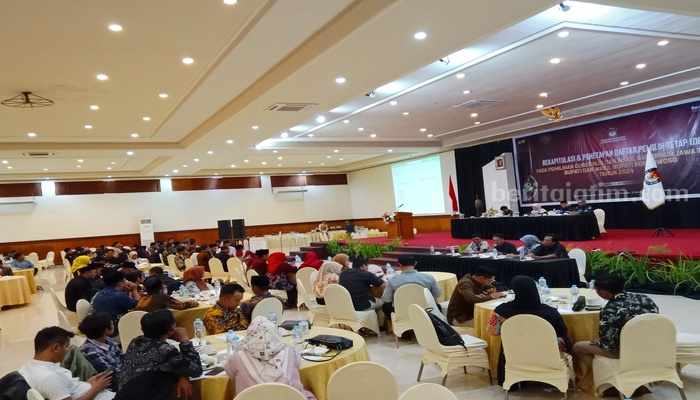 Rapat pleno rekapitulasi dan penetapan DPT di Ball Room Hotel Ijen View Bondowoso, Rabu (18/9/2024) malam. (Deni Ahmad Wijaya/BeritaJatim.com)