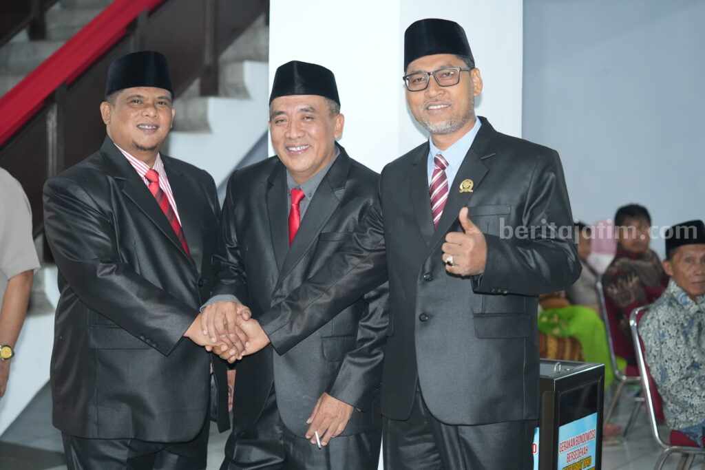 Anggota fraksi PDIP sekaligus Wakil Ketua I DPC PDIP Bondowoso, Andi Hermanto (tengah) usai pelantikan. (Diskominfo Bondowoso)