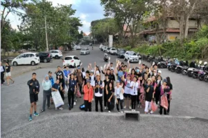 Social Project Bali Ajak Plogging, Berhasil Kumpulkan 138 Kg Sampah di Pantai Padanggalak Social Project Bali