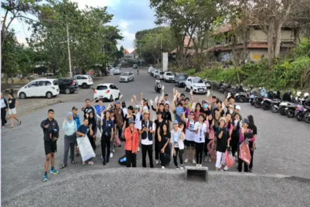 Social Project Bali Ajak Plogging, Berhasil Kumpulkan 138 Kg Sampah di Pantai Padanggalak Social Project Bali
