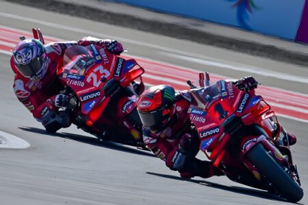 Dua pembalap Ducati Lenovo, Pecco Bagiana dan Enea Bastianini finis pertama dan kedua di Sprint Race MotoGP Mandalika. [Foto: Getty Images]