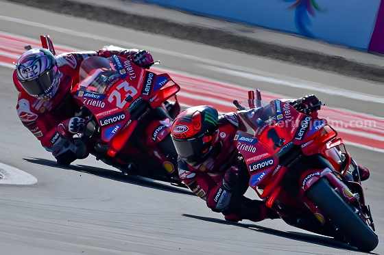 Dua pembalap Ducati Lenovo, Pecco Bagiana dan Enea Bastianini finis pertama dan kedua di Sprint Race MotoGP Mandalika. [Foto: Getty Images]
