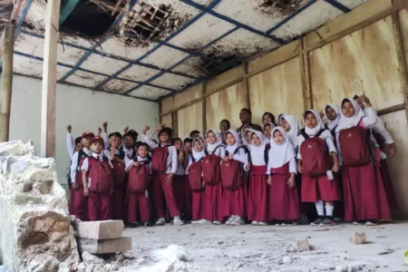 EIGER Bikin Siswa Sekolah Terpencil di Selatan Bandung Tersenyum foto berita jatim