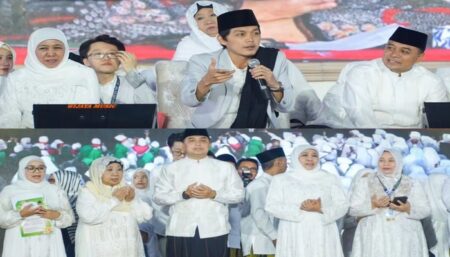 Potret Khofifah Indar Parawansa, Eri Cahyadi, dan Gus Iqdam Cholid, dalam acara Maulud Nabi Muhammad SAW di Jatim Expo Surabaya, Minggu (9/9/2024). (Instagram/khofifah.ip)