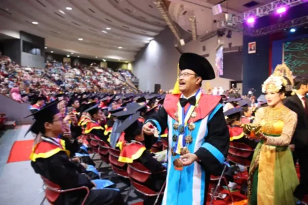Mensos Saifullah Yusuf Ajak Lulusan Poltekkesos Bandung Wujudkan Indonesia Emas 2045 foto berita jatim