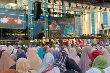 Kajian Senja di Surabaya: Gus Iqdam Spill Cara Agar Rejeki Senantiasa Berkah Suasana Kajian Senja di Masjid Al-Akbar Surabaya bersama Gus Iqdam. (Fitri Yuliani/Beritajatim.com)