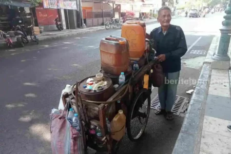 Haji Yasan, Penjual Minyak Tanah Keliling yang Tersisa di Gresik foto berita jatim