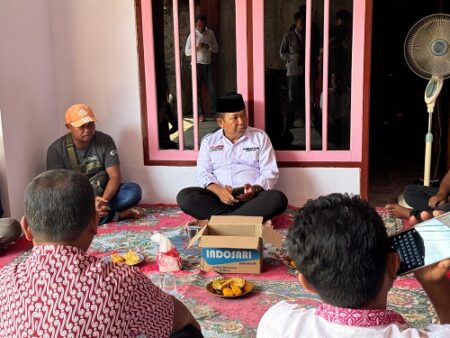 Cabup Petahana Jember Hendy Siswanto Bantu Ibu Pendukung Fawait ke Rumah Sakit