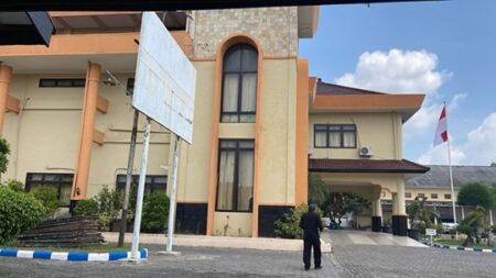 Baru Dilantik, Anggota DPRD Sampang ‘Sekolahkan’ SK ke Bank foto beritajatim