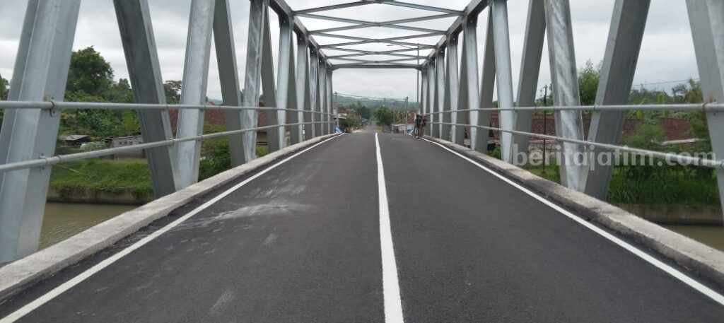 Jembatan Subali Kecamatan Sutojayan Kabupaten Blitar yang rampung dikerjakan pada awal tahun 2024, Kamis (5/9/2024). (foto : Winanto/beritajatim.com)