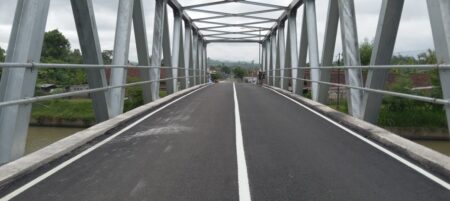 Jembatan Subali Kecamatan Sutojayan Kabupaten Blitar yang rampung dikerjakan pada awal tahun 2024, Kamis (5/9/2024). (foto : Winanto/beritajatim.com)