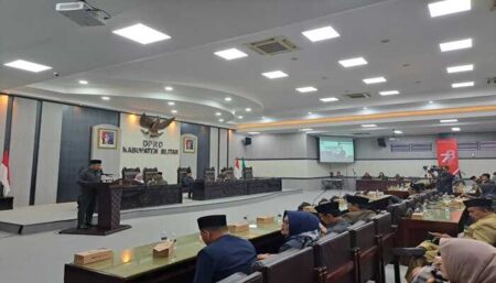 Suasana rapat di kantor DPRD Kabupaten Blitar, Jumat (27/9/2024). (foto : Winanto/beritajatim.com)