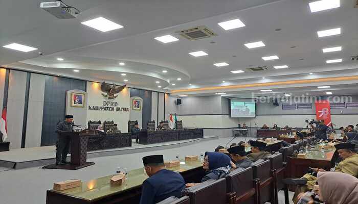 Suasana rapat di kantor DPRD Kabupaten Blitar, Jumat (27/9/2024). (foto : Winanto/beritajatim.com)